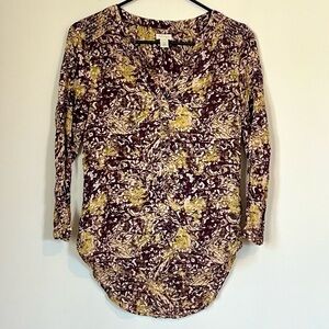 Hinge Lightweight V-Neck Patterned Blouse - Size: XS